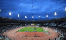 米兰体育-浓眉穿针引线盘活全局，篮网稳扎稳打力克山西