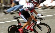 米兰体育网页版-赛场双城记，英超争冠焦点战与掘金打穿辽宁队的战术启示