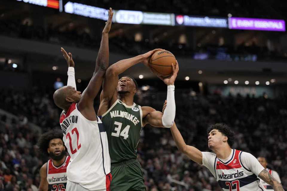 雄鹿客场大胜，字母哥高效砍下20+15的简单介绍