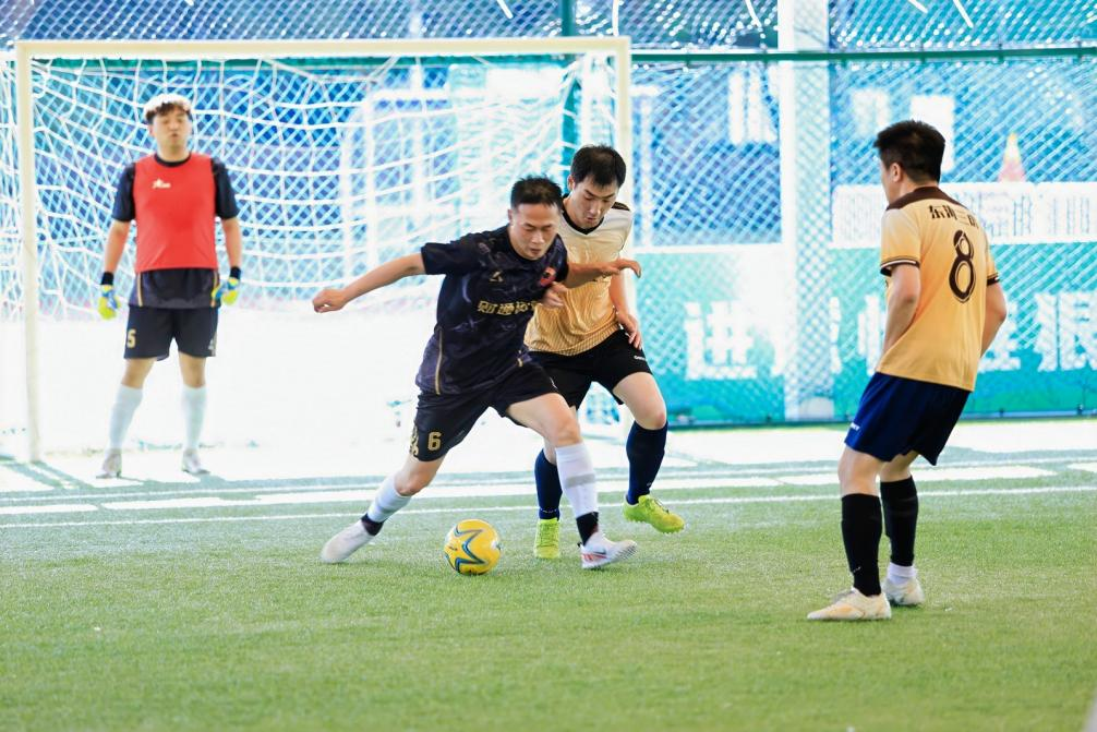 赛事高潮迭起，球员们激情拼搏的简单介绍