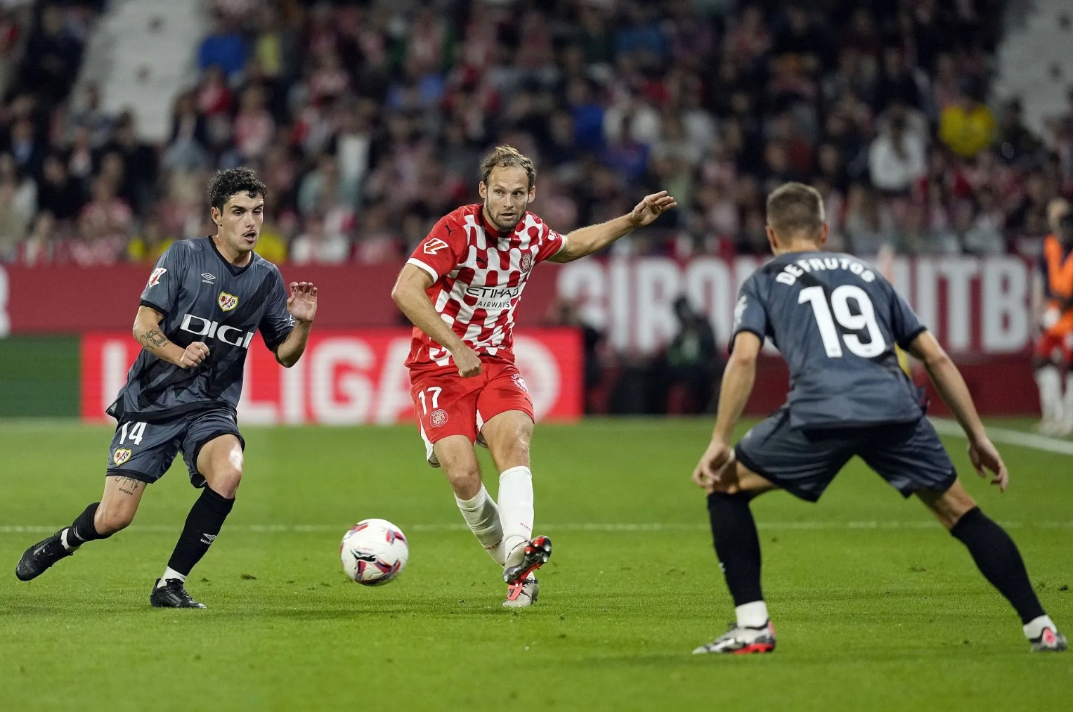 关于巴列卡诺遭遇惨败，客场数据不佳的信息