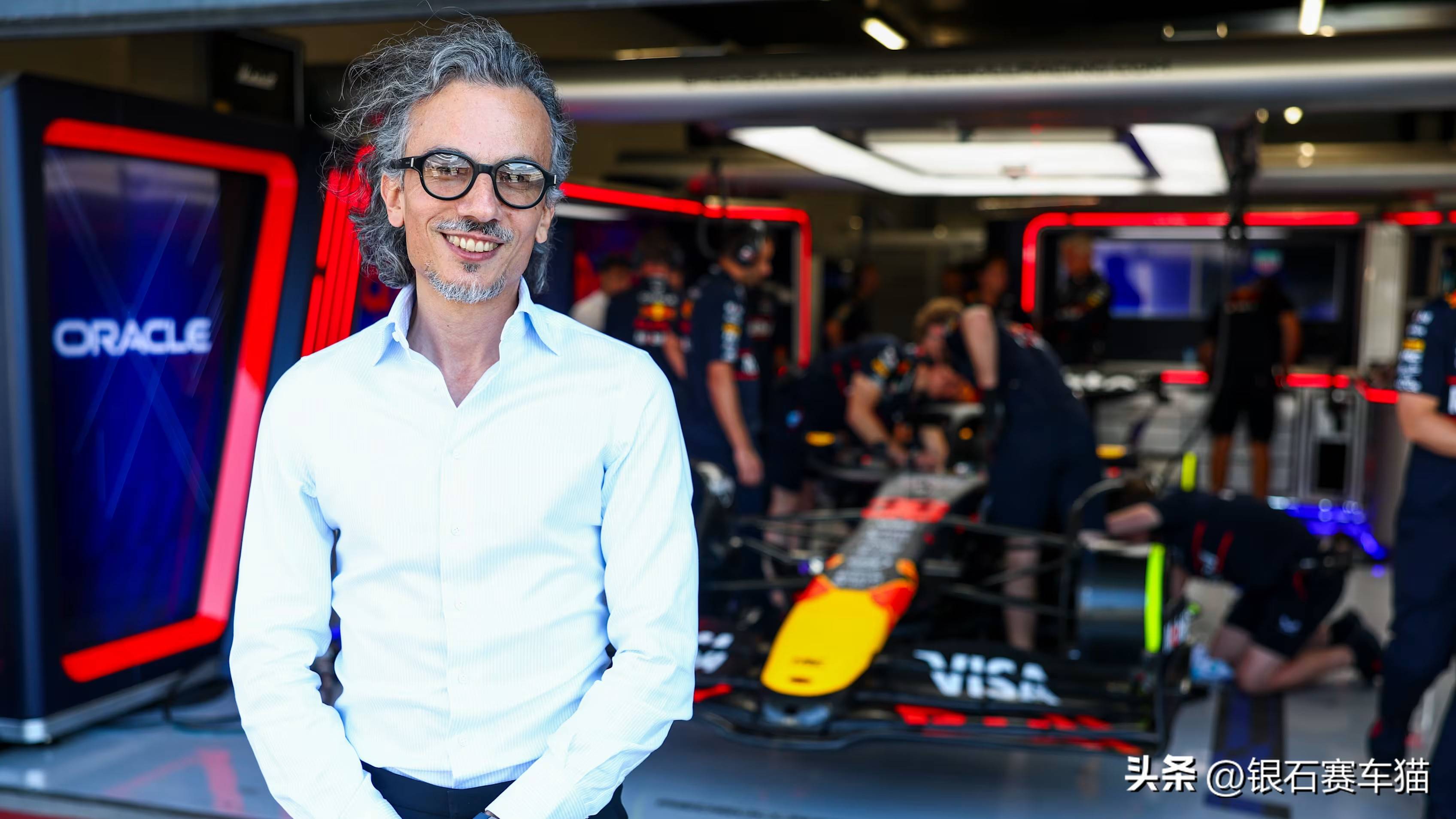 关于梅赛德斯碾压红牛二队，维斯塔潘高光表现的信息