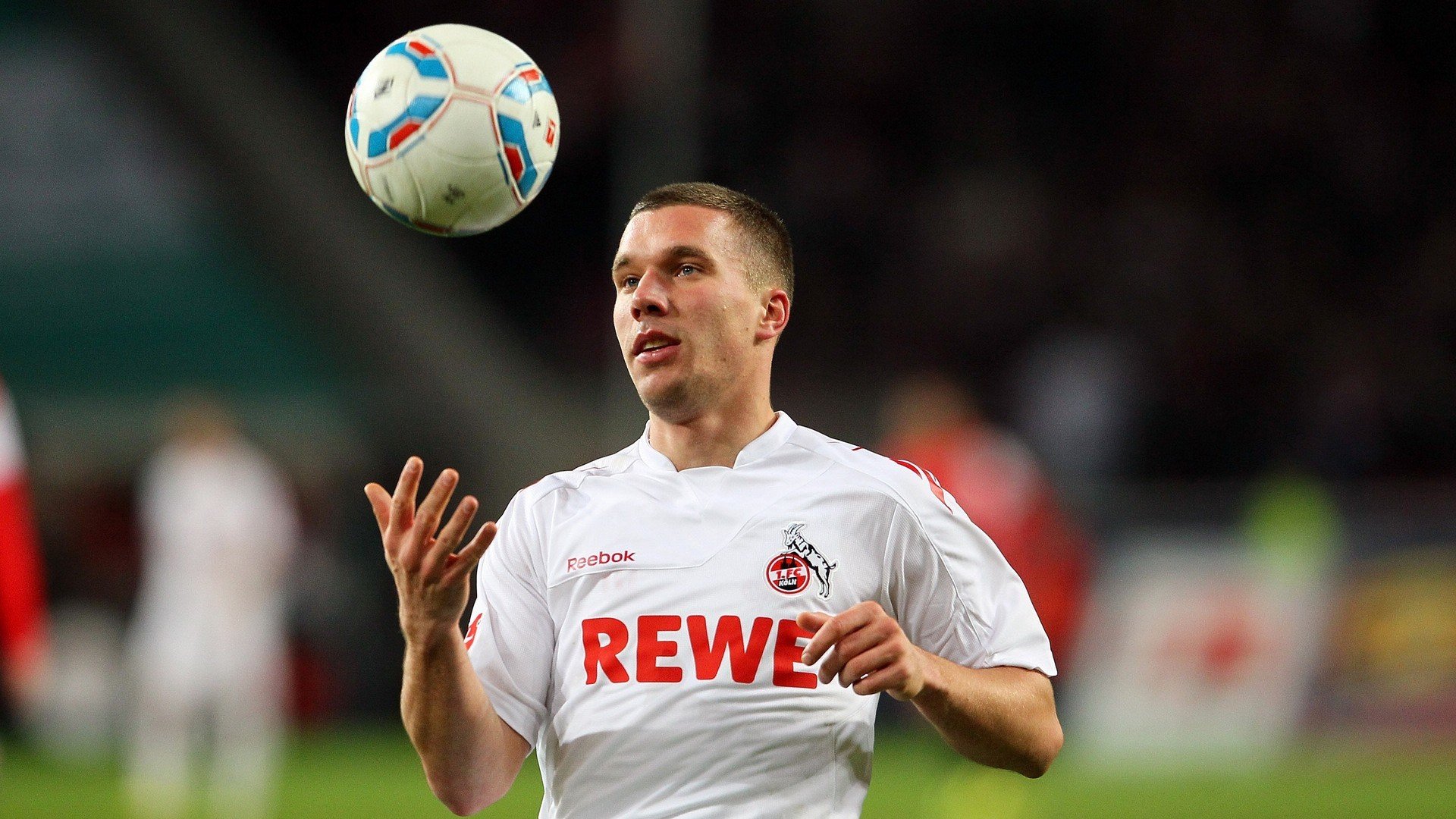 克瓦拉茨赫利亚防守端锁死对手,中国球迷一波带走曼城背后的战术启示